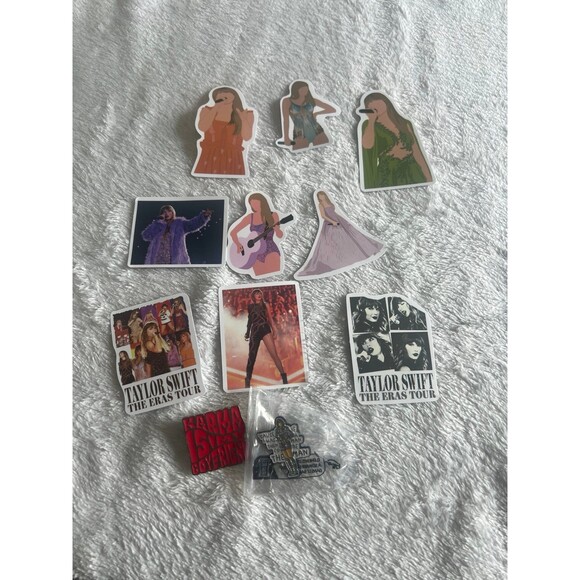 2 Taylor Swift pins - stickers - Picture 1 of 2
